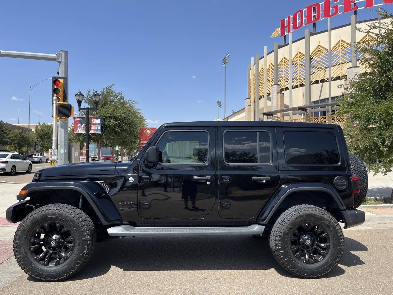 Used 2019 Jeep Wrangler Unlimited Sahara AWD/4WD image 3