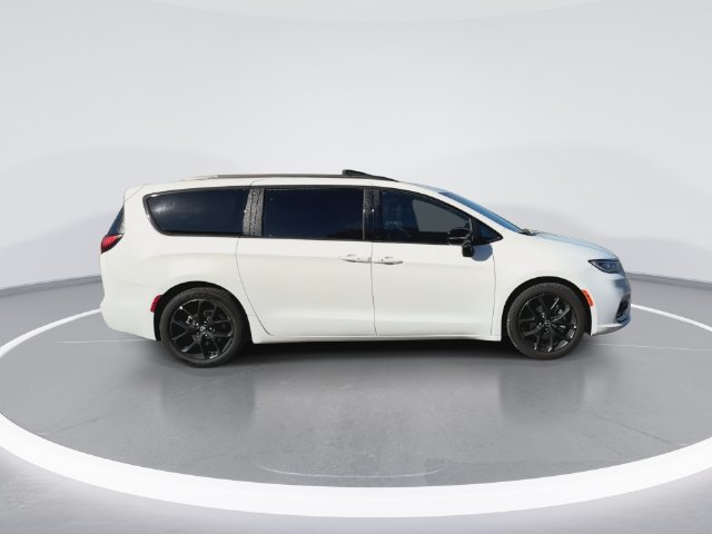 Used 2025 Chrysler Pacifica Limited FWD image 4