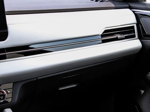 New 2025 Mitsubishi Outlander SE image 17