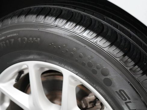 Used 2024 Chrysler Pacifica Touring-L FWD image 32