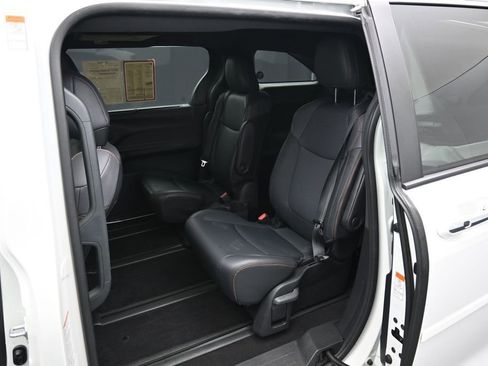 Used 2021 Toyota Sienna XSE w/ XSE Plus Package FWD image 28