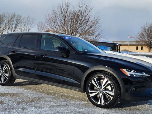 Used 2025 Volvo V60 B5 Cross Country Plus image 2