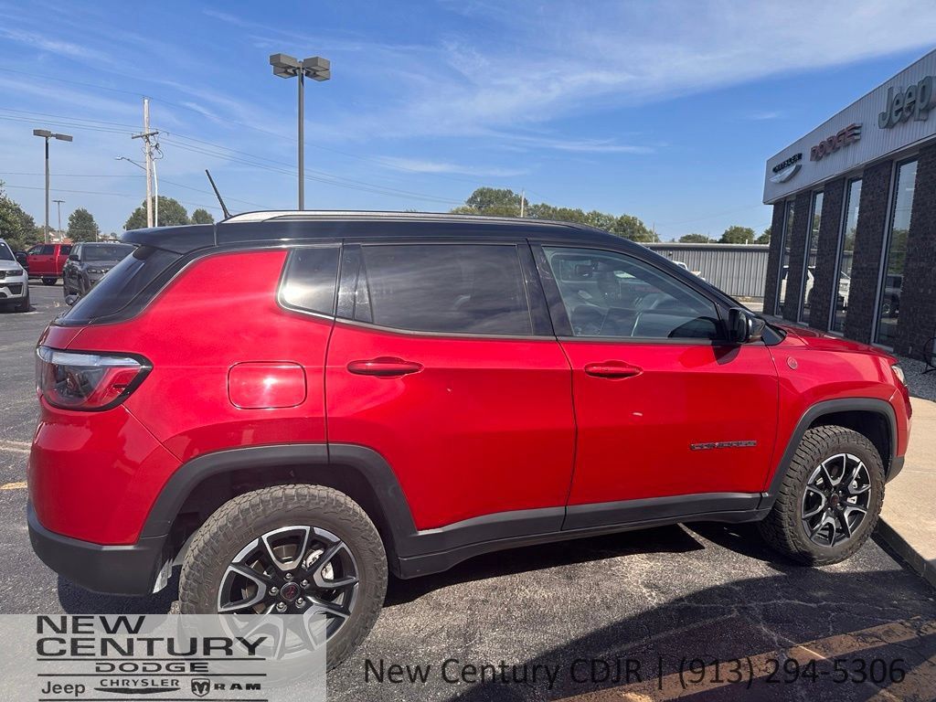 Used 2025 Jeep Compass Trailhawk AWD/4WD image 2