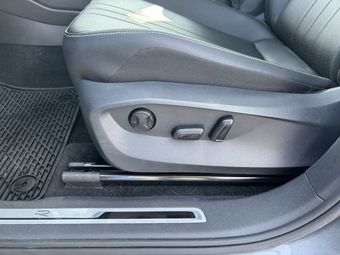 Certified 2023 Volkswagen Tiguan SE R-Line image 22