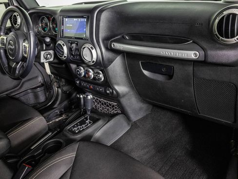 Used 2017 Jeep Wrangler Unlimited Sahara w/ Connectivity Group AWD/4WD image 44