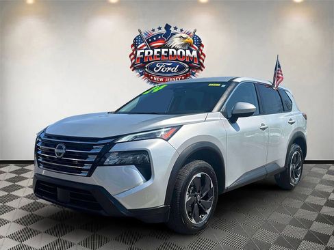 Used 2024 Nissan Rogue SV AWD/4WD image 2