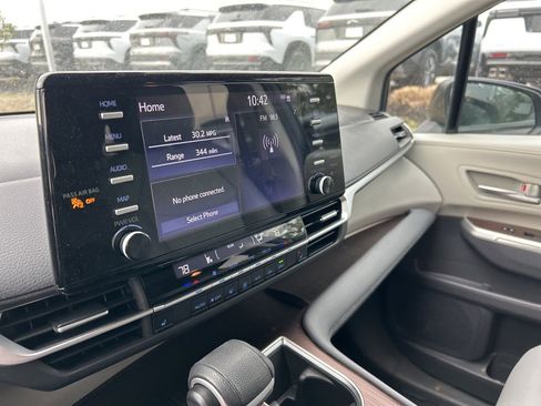 Used 2024 Toyota Sienna XLE image 11