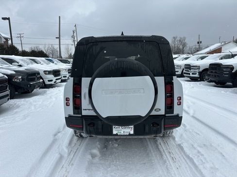 Used 2023 Land Rover Defender 130 X-Dynamic SE image 6