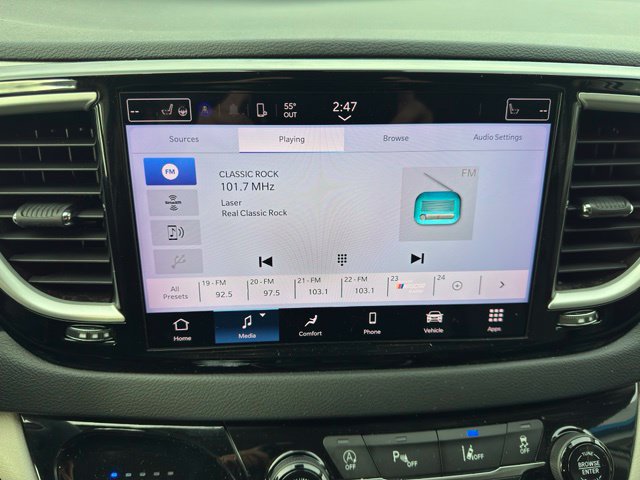 Used 2023 Chrysler Pacifica Touring-L FWD image 3