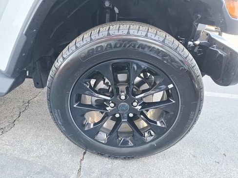 Used 2025 Jeep Wrangler Unlimited Sahara image 18