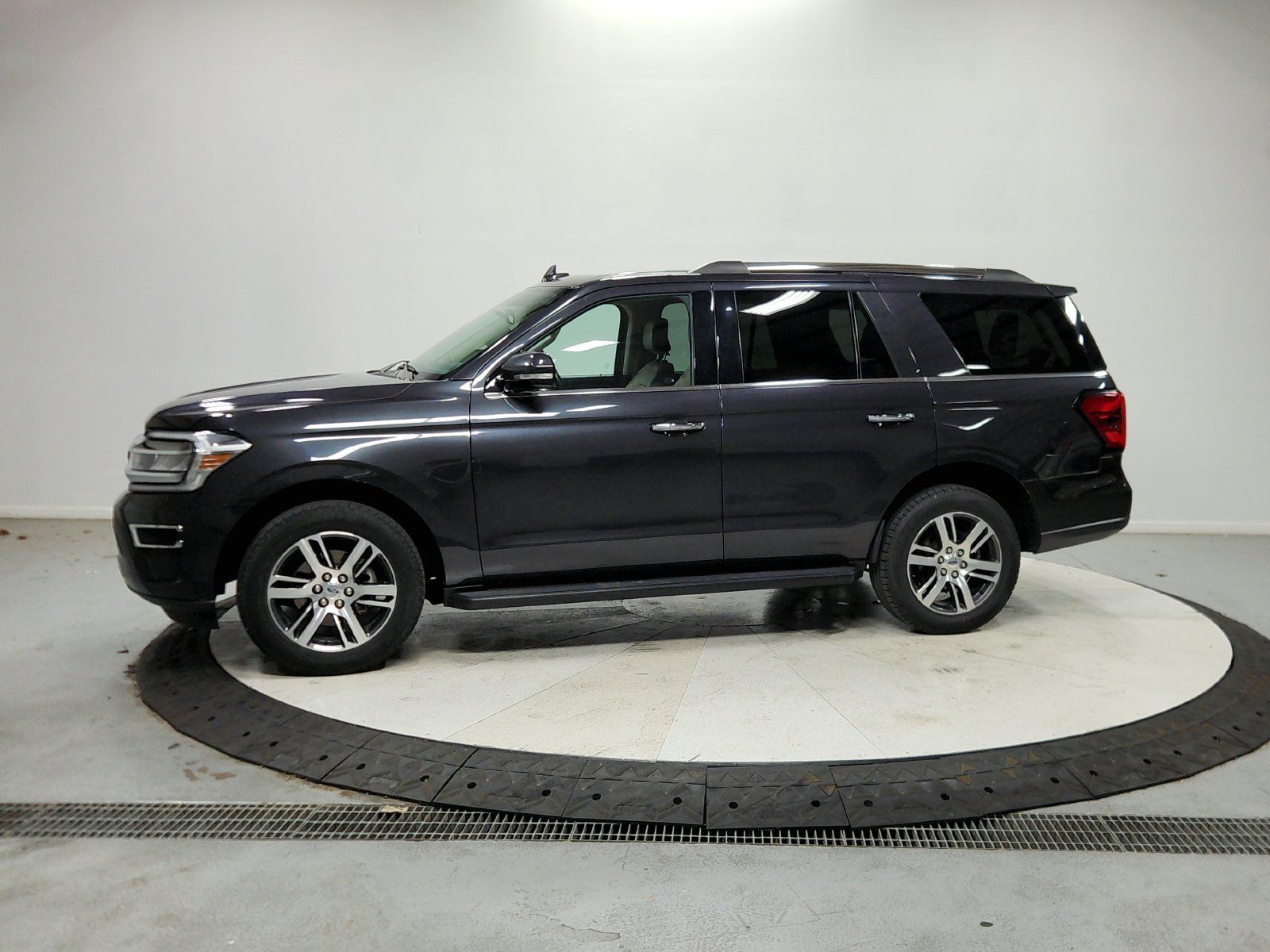 Used 2024 Ford Expedition Limited RWD image 5