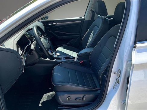 Used 2023 Volkswagen Jetta SE w/ Panoramic Sunroof Package FWD image 19