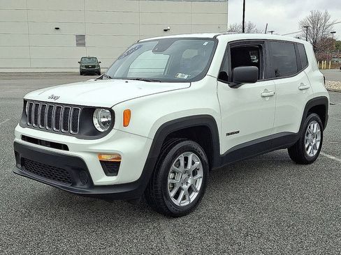Used 2023 Jeep Renegade Latitude AWD/4WD image 3