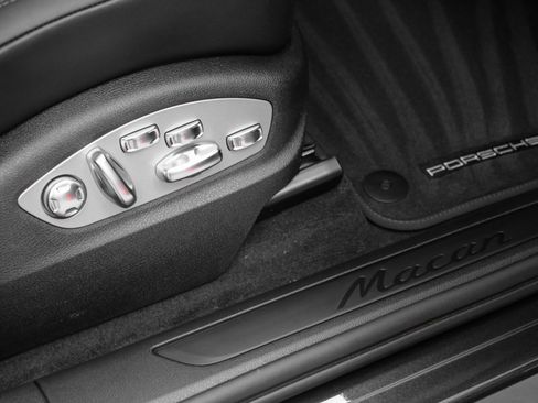 Certified 2025 Porsche Macan image 19