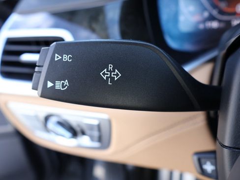 Used 2022 BMW 740i w/ M Sport Package image 51