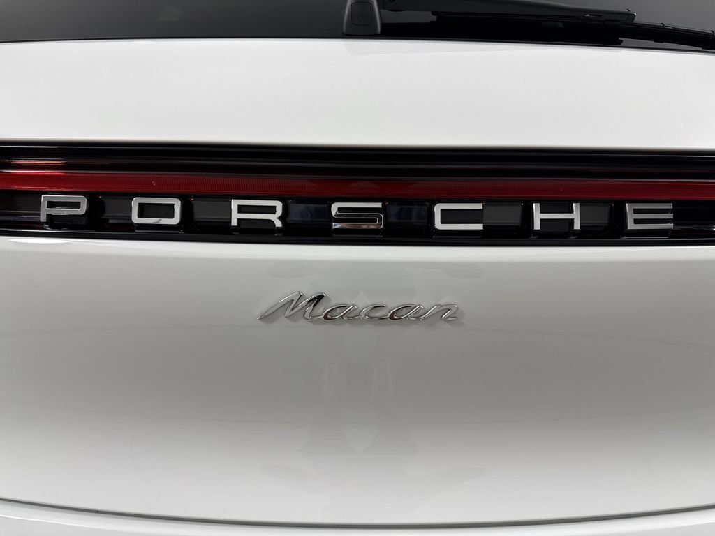 Certified 2025 Porsche Macan AWD/4WD image 19