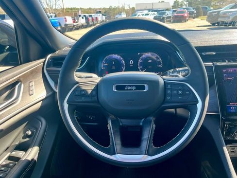 Used 2025 Jeep Grand Cherokee Limited w/ Black Appearance Package AWD/4WD image 19