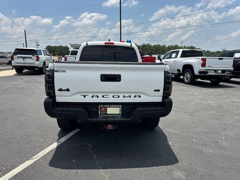 Used 2021 Toyota Tacoma SR5 AWD/4WD image 7