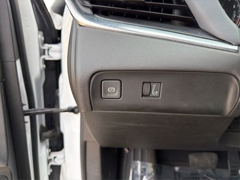 Used 2022 Buick Enclave Essence image 17