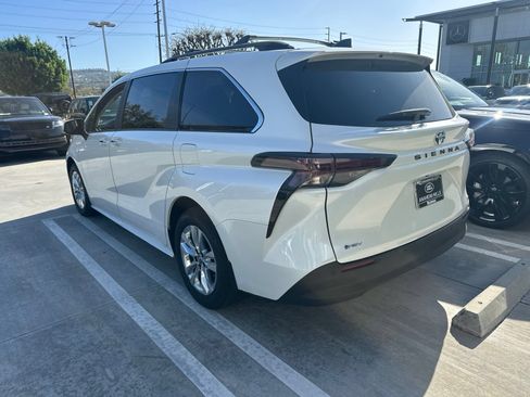 Used 2025 Toyota Sienna XLE w/ XLE Plus Package FWD image 4