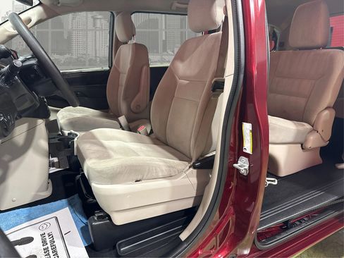 Used 2018 Dodge Grand Caravan SE w/ UConnect Hands-Free Group image 9