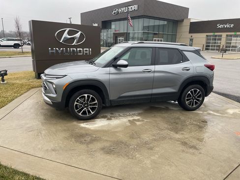 Used 2024 Chevrolet TrailBlazer LT image 2