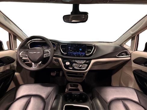 Used 2024 Chrysler Pacifica Touring-L FWD image 42