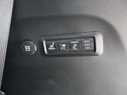 Used 2019 Chrysler Pacifica Limited w/ Advanced Safetytec Group FWD image 17