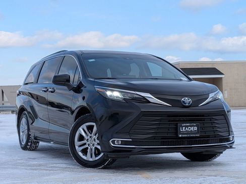 Used 2023 Toyota Sienna XLE w/ XLE Plus Package image 1