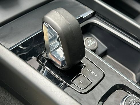 Certified 2025 Volvo XC60 B5 Core AWD/4WD image 24