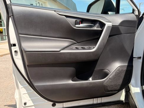 Used 2021 Toyota RAV4 XLE AWD/4WD image 15