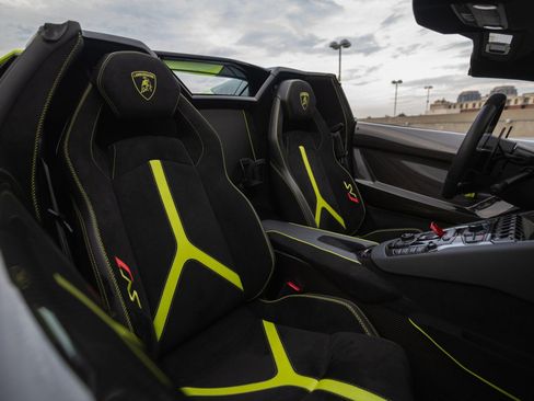 Used 2021 Lamborghini Aventador SVJ AWD/4WD image 12