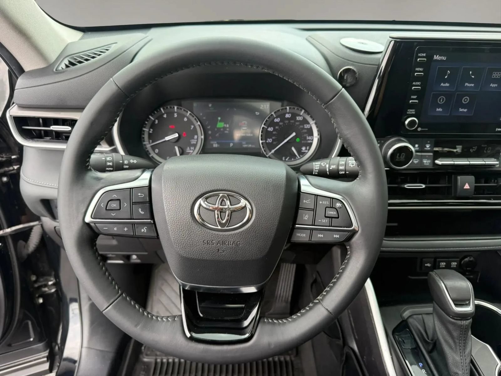 Used 2021 Toyota Highlander XLE AWD/4WD image 17