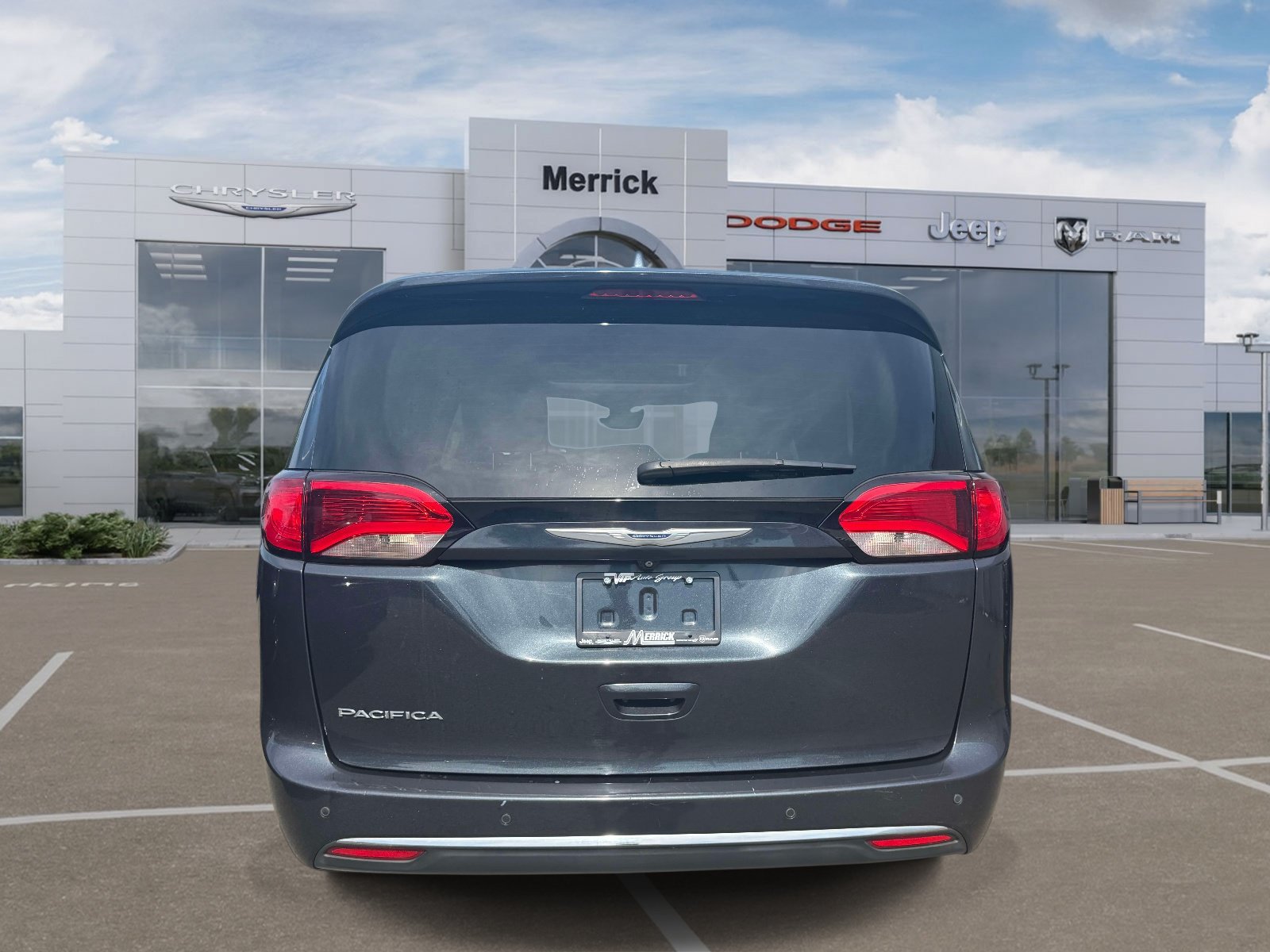 Used 2020 Chrysler Pacifica Touring-L w/ Advanced Safetytec Group FWD image 7