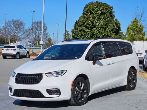 Used 2025 Chrysler Pacifica Limited image 3