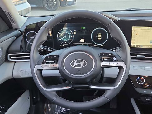 Used 2025 Hyundai Elantra Limited image 23