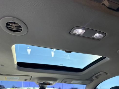 Used 2019 Chevrolet Traverse Premier w/ Driver Confidence II Package FWD image 17
