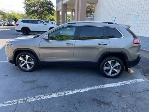 Used 2021 Jeep Cherokee Limited FWD image 3