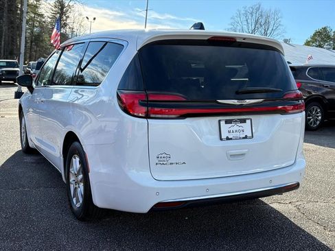 Used 2024 Chrysler Pacifica Touring-L image 5