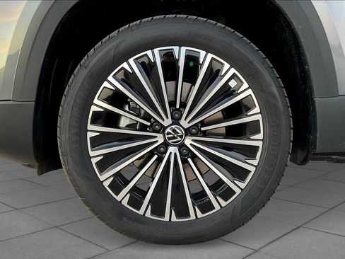 New 2025 Volkswagen Taos SE image 11