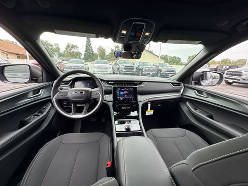 New 2025 Jeep Grand Cherokee Laredo X w/ Luxury Tech Group I image 12