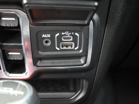 Used 2024 Jeep Gladiator Sport AWD/4WD image 3