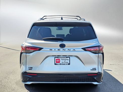 Used 2023 Toyota Sienna XSE AWD/4WD image 4