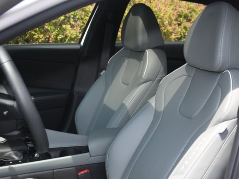 Used 2025 Hyundai Elantra Limited FWD image 13