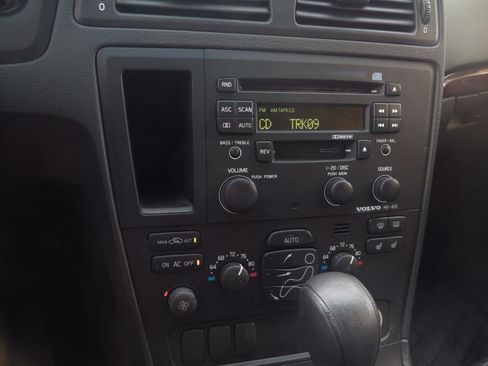 Used 2004 Volvo V70 image 9