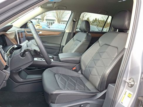 Used 2025 Volkswagen Atlas SE image 24
