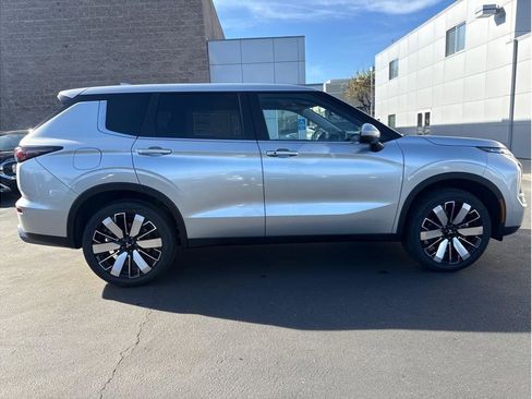 Used 2025 Mitsubishi Outlander SE image 4