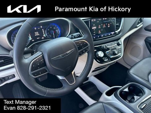 Used 2024 Chrysler Pacifica Touring-L FWD image 22