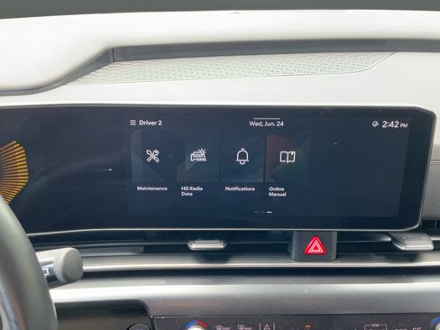 Used 2025 Kia Carnival FWD image 36