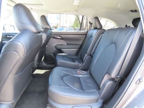 Used 2023 Toyota Highlander XLE image 14